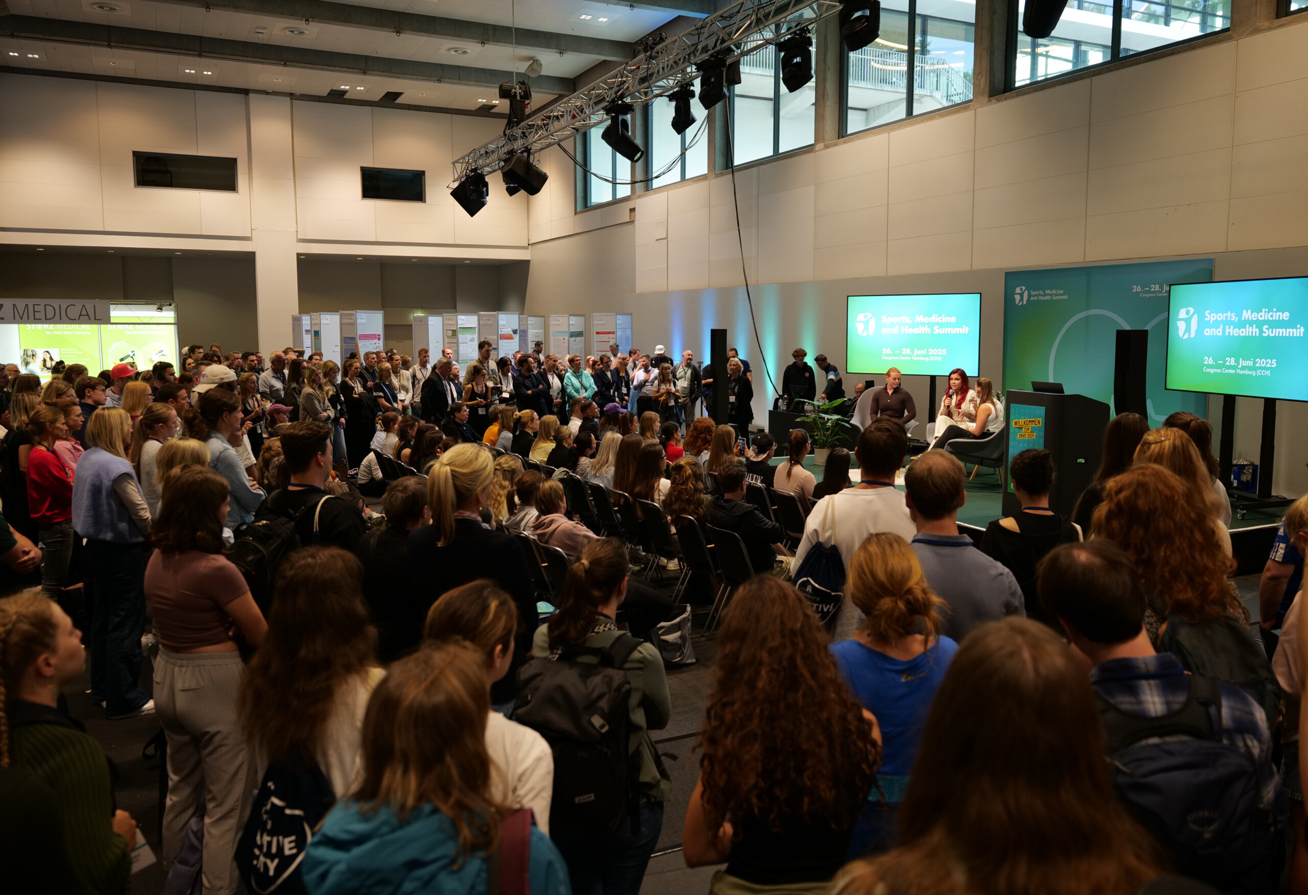 Diskussion auf der Bühne beim wissenschaftlichen Kongress des SMHS 2025